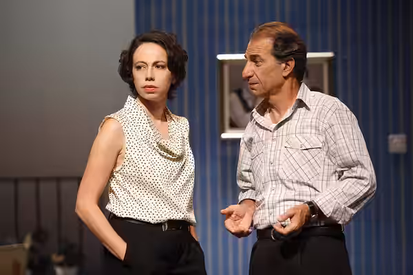 קרן צור וששון גבאי בהצגה רוחל'ה מתחתנת (2000)