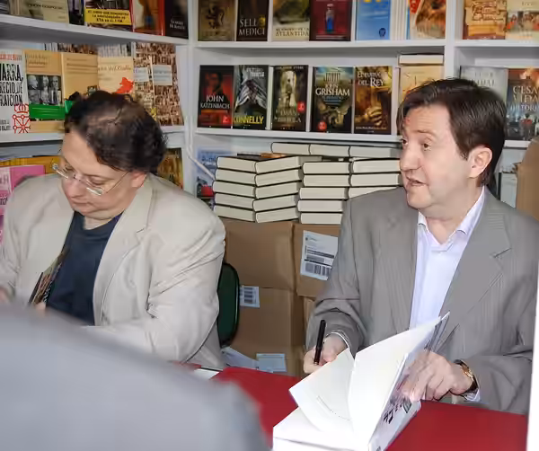 Federico Jiménez Losantos y César Vidal firman en la Feria del libro de Madrid. Junio 2007.
