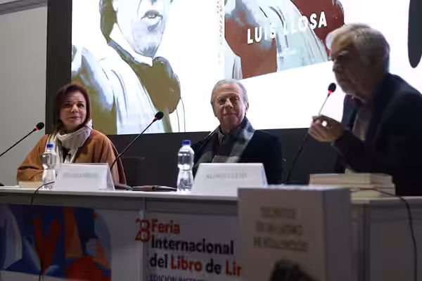Presentación del libro Secretos de un latino en Hollywood de Luis Llosa en la Feria Internacional del Libro de Lima. (2024)