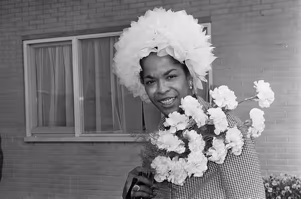 Collectie / Archief : Fotocollectie Anefo Reportage / Serie : [ onbekend ] Beschrijving : Aankomst Della Reese (Amerikaanse zangeres) op Schiphol Datum : 14 jun (1965)