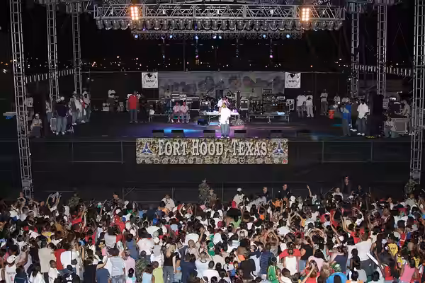 Rap artist, Ja Rule, and his band perform on stage, during the nighttime portion of the Tribute to Our Heroes" celebration held at Fort Hood, Texas. The tribute (2005)