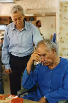 יוסי ידין ומוני מושונוב, בסרטו של חורחה גורביץ', "המקלחת", 1997