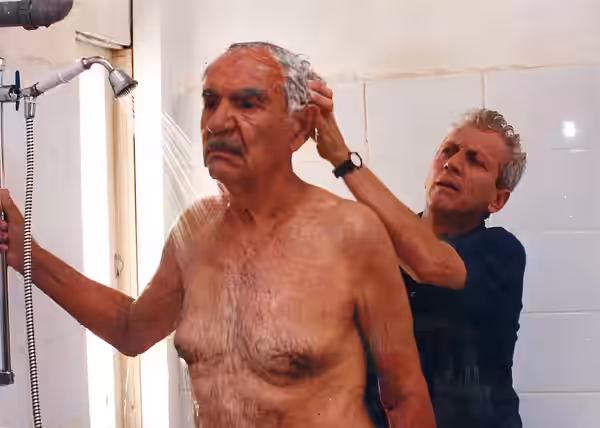 יוסי ידין ומוני מושונוב, בסרטו של חורחה גורביץ', "המקלחת", 1997