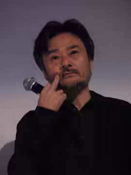 Director Kurosawa Kiyoshi contemplates a question from the audience at the "Tokyo Sonata" Q&amp;A. (2008)