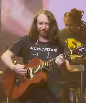 Incubus performing at Caesars Windsor, 2023-08-05. Shown here is guitarist Mike Einziger.