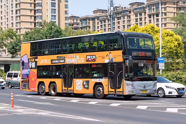 With BPT Customized Bus advertisements, starring Huo Siyan and Du Jiang. (2023)