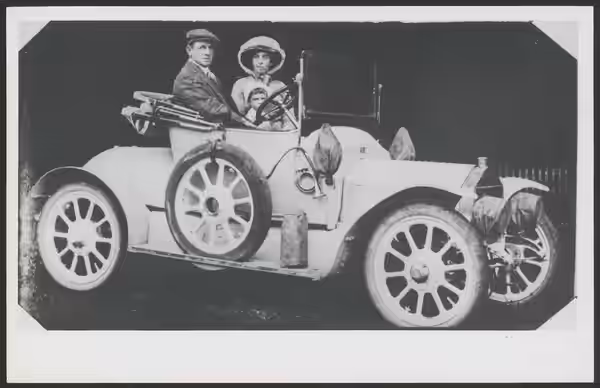 James Murray Helpmann and Mary Helpmann nee Gardiner, with their son Robert, who became world famous dancer and choreographer, Sir Robert Helpmann. Held at Stat (1911)