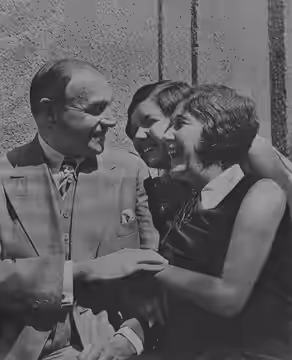 Die letzten Urlaubstage: Albert Bassermann mit Frau und Tochter in einem süddeutschen Ferienort. (1929)