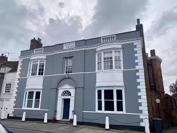 7 High Street, Saffron Walden, October 2023. The blue plaque marks the house as the residence of the cinematographer Jack Cardiff from 1993 to 2000. This is a p