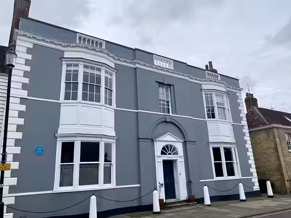 7 High Street, Saffron Walden, October 2023. The blue plaque marks the house as the residence of the cinematographer Jack Cardiff from 1993 to 2000. This is a p