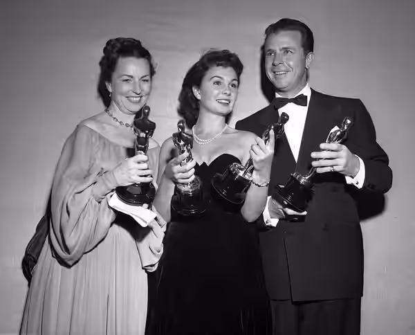 Agnes Moorehead, Jean Simmons, and Dick Powell at the 20th Annual Academy Awards held at the Shrine Auditorium in Los Angeles. (1948)