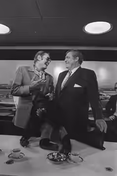 Collectie / Archief : Fotocollectie Anefo Reportage / Serie : [ onbekend ] Beschrijving : Acteurs Raymond Burr en ex-Tarzan Johnny Weismuller (USA) arriveren op (1970)