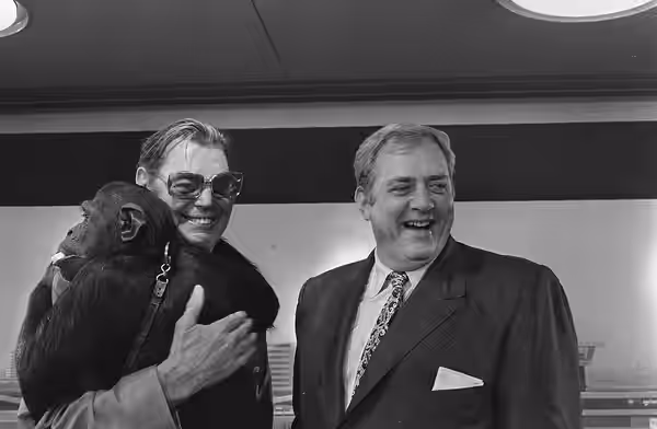 Collectie / Archief : Fotocollectie Anefo Reportage / Serie : [ onbekend ] Beschrijving : Acteurs Raymond Burr en ex-Tarzan Johnny Weismuller (USA) arriveren op (1970)