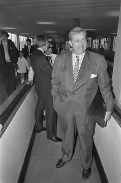 Collectie / Archief : Fotocollectie Anefo Reportage / Serie : [ onbekend ] Beschrijving : Acteurs Raymond Burr en ex-Tarzan Johnny Weismuller (USA) arriveren op (1970)