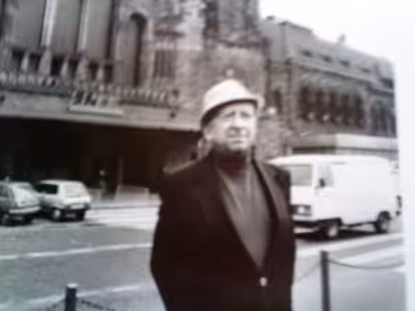 Robert Bloch lors d un voyage en France en Mai 1985 (devant gare SNCF) (2011)