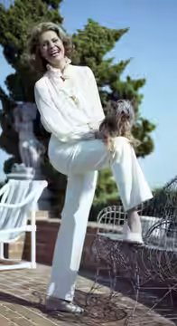Cyd Charisse in Los Angeles on her terrace. (1987)
