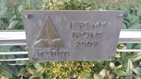 Ceduľa Artist´s Mission Award (Hercova misia) na MFF Art Film pripevnená na novom moste slávy v Trenčianských Tepliciach. (2024)