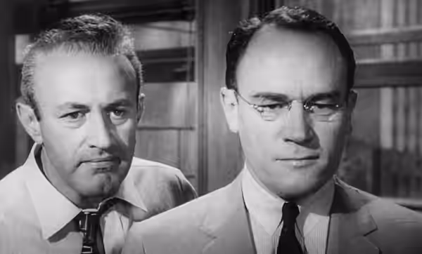 Movie scene from the trailer of Twelve Angry Men : Lee J. Cobb & E. G. Marshall. (1957)