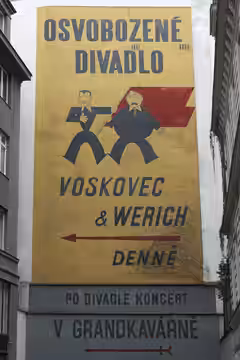Theaterplakat des Theaters Osvobozené divadlo (Das befreite Theater) im Hinterhof des Gebäudes Dům U Nováků, Vodičkova 699/30, in der Prager Neustadt (Tschechie (2018)