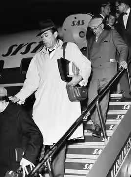 Anthony Quinn, actor, USA at Kastrup Airport CPH, passed Copenhagen by SAS after filming for "Top of the World" in Greenland and Italy for five months. 1959-09-
