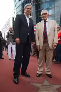 Daneben Bürgermeister Wowereit