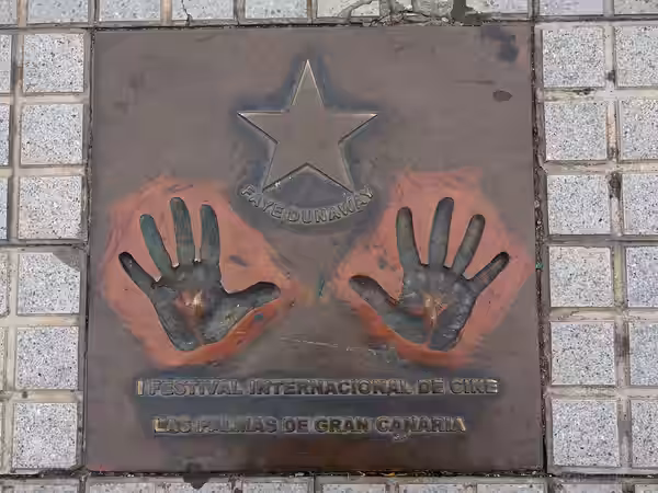 Stern und Handabdruck von Faye Dunaway im Straßenpflaster vor dem Auditorio Alfredo Kraus, Las Palmas (Gran Canaria) (2013)