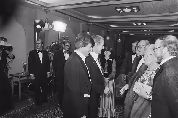 Collectie / Archief : Fotocollectie Anefo Reportage / Serie : De première van de film "Soldaat van Oranje" wordt bijgewoond door koninklijke familie Beschrijvin (1977)