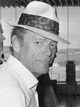 Eddie Constantine op Schiphol voor filmopnamen "Geen paniek" 7 augustus 1972
