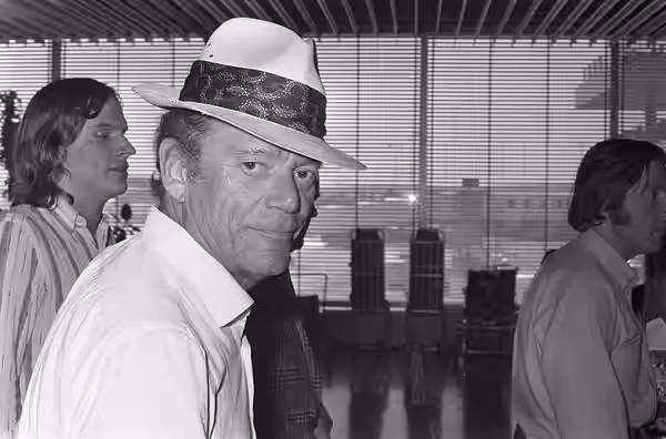 Collectie / Archief : Fotocollectie Anefo Reportage / Serie : [ onbekend ] Beschrijving : Eddie Constantine op Schiphol voor filmopnamen Geen paniek , Eddie Con (1972)
