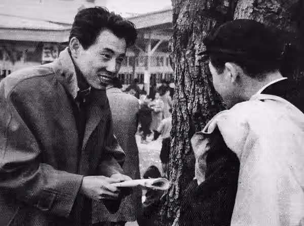 木村功。『サンケイグラフ』1955年4月24日号用に撮影された写真。
