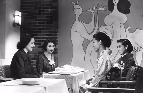Setsuko Hara (Noriko Mamiya), Chikage Awashima (Aya Tamura), Matsuko Shiga (Mari Takanashi), Kuniko Igawa (Takako) in Bakushū (麦秋) directed by Yasujirō Ozu - 19 (1951)