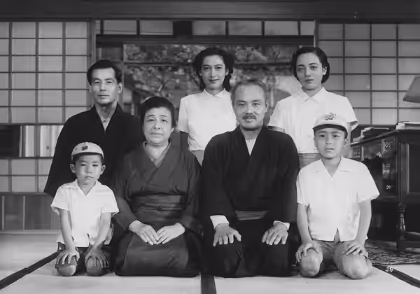 Scene from Bakushū (麦秋) directed by Yasujirō Ozu, 1951. Front row from left to right: Isao Shirosawa (城沢勇夫), Chieko Higashiyama, Ichirō Sugai and Zen Murase. Se
