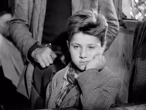 Enzo Staiola in una scena del film italiano Ladri di biciclette (1948)