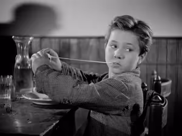 Enzo Staiola in una scena del film italiano Ladri di biciclette (1948)