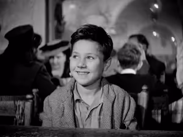 Enzo Staiola in una scena del film italiano Ladri di biciclette (1948)