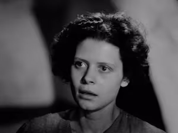 Lianella Carell in una scena del film italiano Ladri di biciclette (1948)