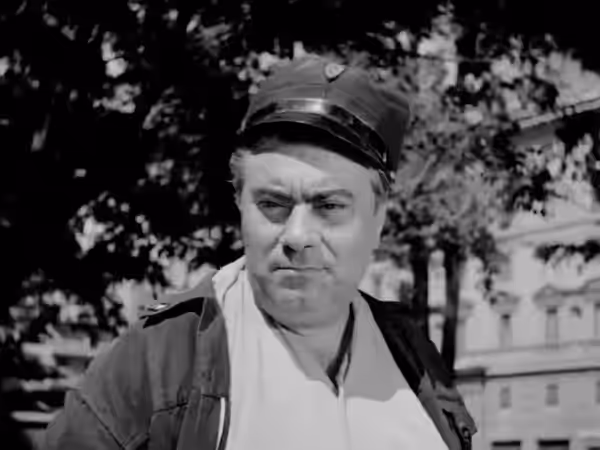 Gino Saltamerenda in una scena del film italiano Ladri di biciclette (1948)