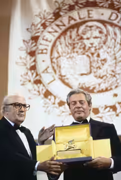 federico fellini consegna a marcello mastroianni il leone d'oro alla carriera durante la Mostra del cinema di Venezia del 1990