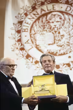 federico fellini consegna a marcello mastroianni ileone d'oro alla carriera durante la Mostra del cinema di Venezia del 1990