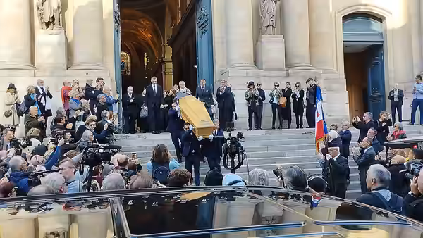 Sortie des obsèques de Claudia Cardinale à l'église Saint-Roch de Paris, le 30 septembre 2025.