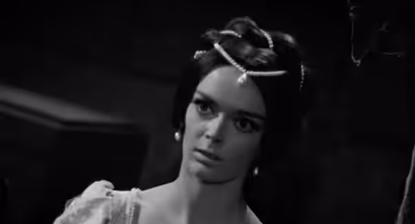 Barbara Steele in una scena del film italiano I lunghi capelli della morte (1964)