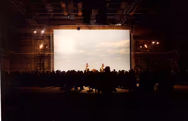 Les jours qui suivirent l'annonce du décès de Fellini, une foule bigarrée vient rendre hommage au cinéaste dans le studio 5 de Cinecittà. De chaque côté du cerc (1993)