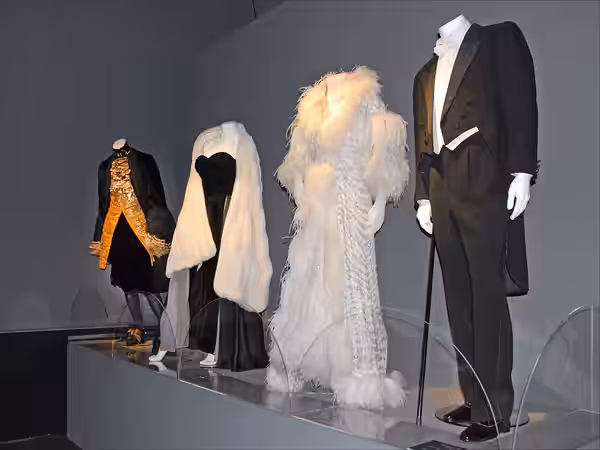 Costumes des personnages cultes des grands films de Fellini A partir du fond à gauche : -Costume de Danilo Donati pour "Il Casanova", film de Federico Fellini e (2011)