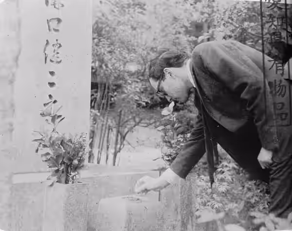 ジャン＝リュック・ゴダール。満願寺の溝口健二の墓参り。1966年5月4日