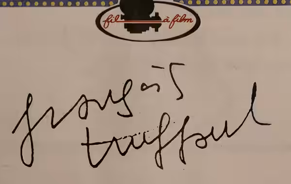 Autographe de François Truffaut sur un carton de VHS, vers 1980. 6 x 4 cm. Collection privée