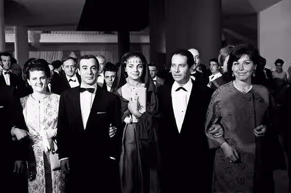 Italian director, scenarist and actor Gillo Pontecorvo (Gilberto Pontecorvo), his wife Picci and Algerian politician Saadi Yacef posing beside some guests at 27 (1966)