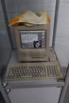 I obviously never owned or used this :-) but did use a similar model (see later photo). (2021)