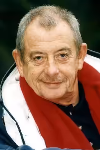 Derek Fowlds