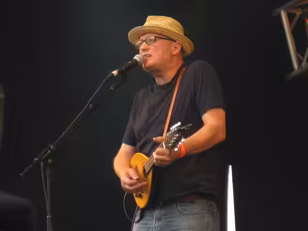 English musician en:Adrian Edmondson (of en:the Bad Shepherds) during their set at the 2009 Cropredy Festival.