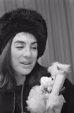 Collectie / Archief : Fotocollectie Anefo Reportage / Serie : [ onbekend ] Beschrijving : Aankomst Eleanor Bron en Dudley Moore op Schiphol Datum : 31 januari 1 (1968)